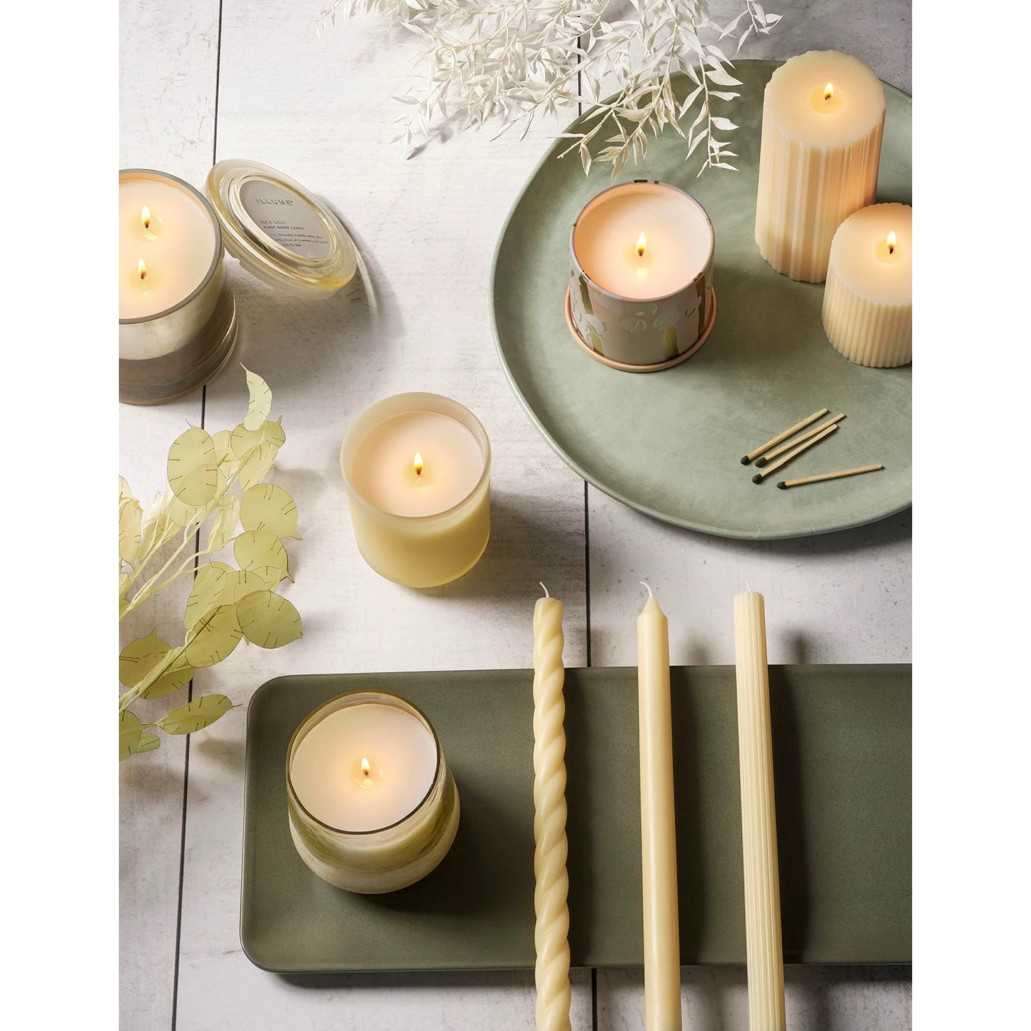 Illume - Small Fragranced Pillar Candle - Isla Lilly