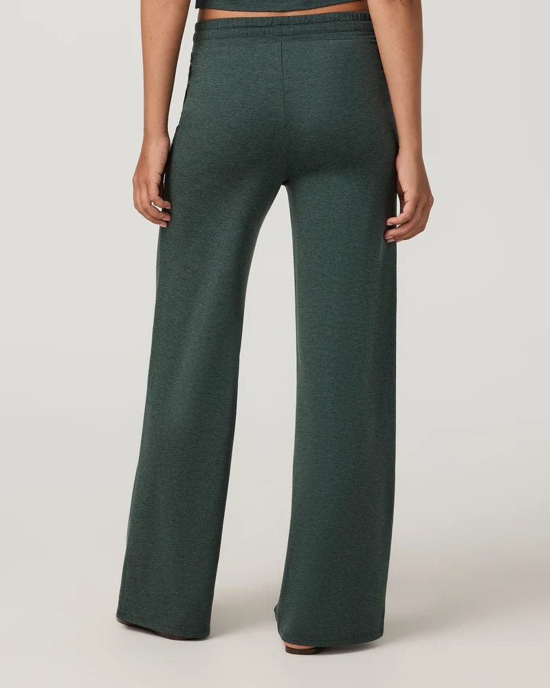 Vuori - Halo Essential Wideleg - Short - Hemlock Heather