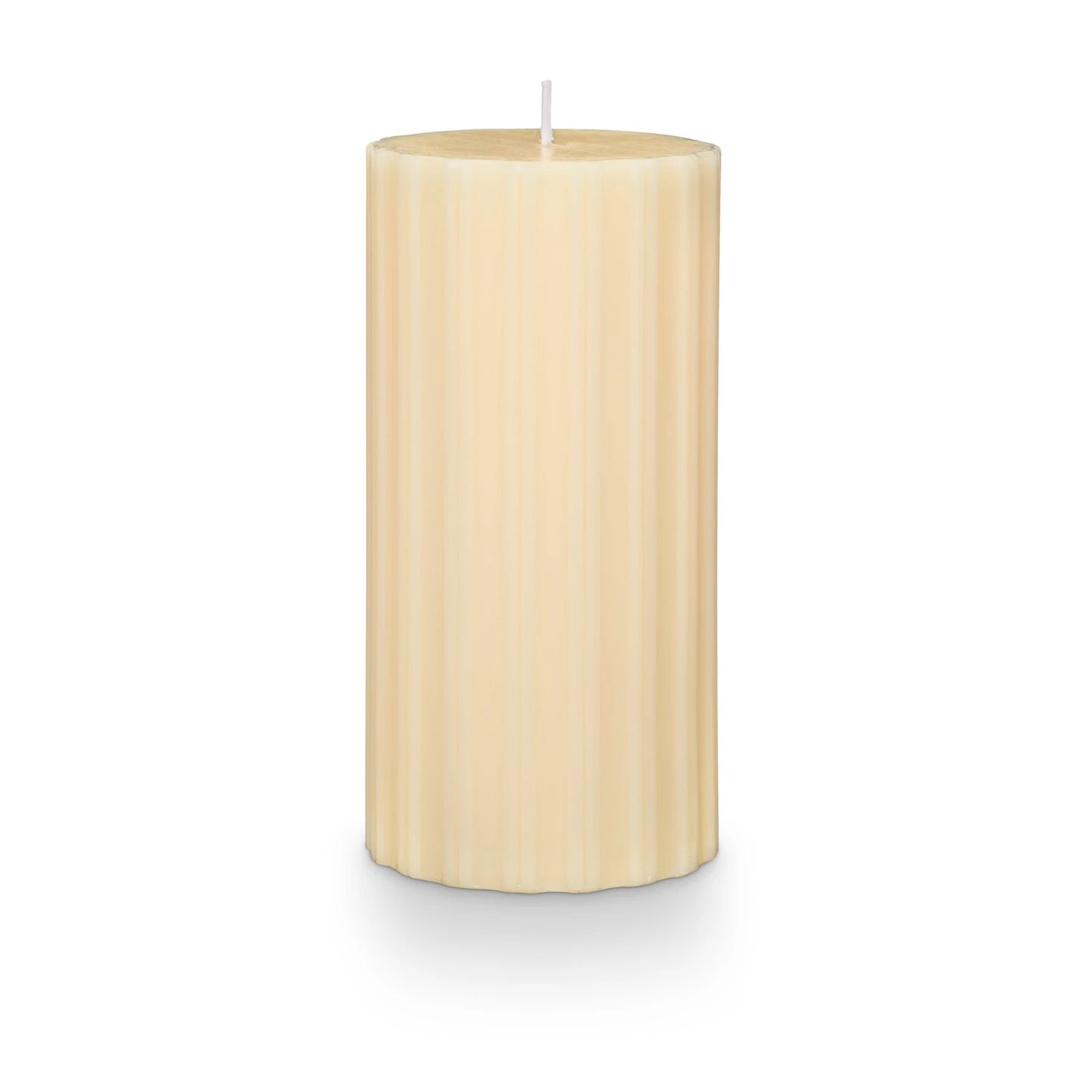 Illume - Medium Fragranced Pillar Candle - Isla Lily