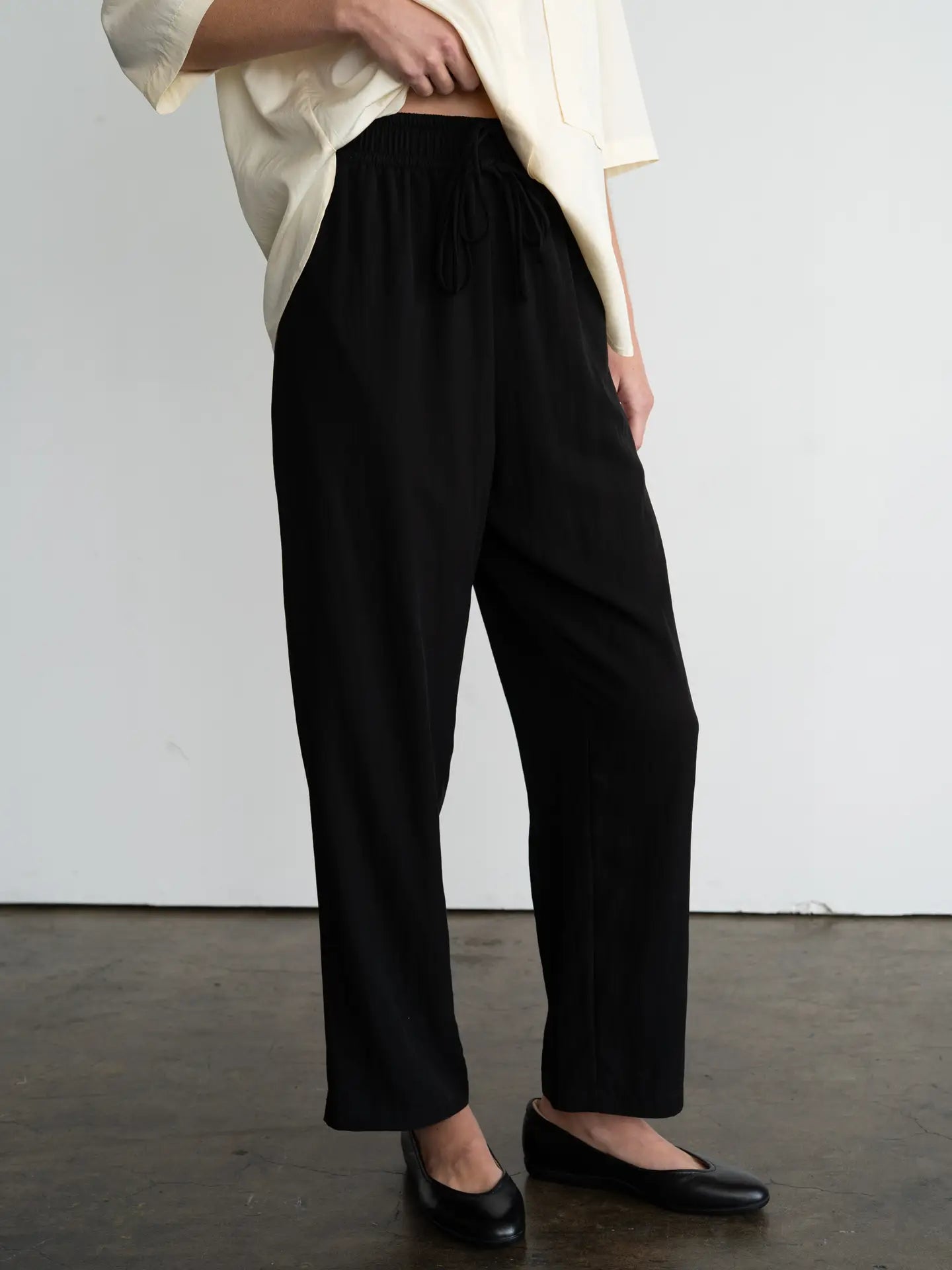 High-Rise Tapered Trousers with Pleats - Black