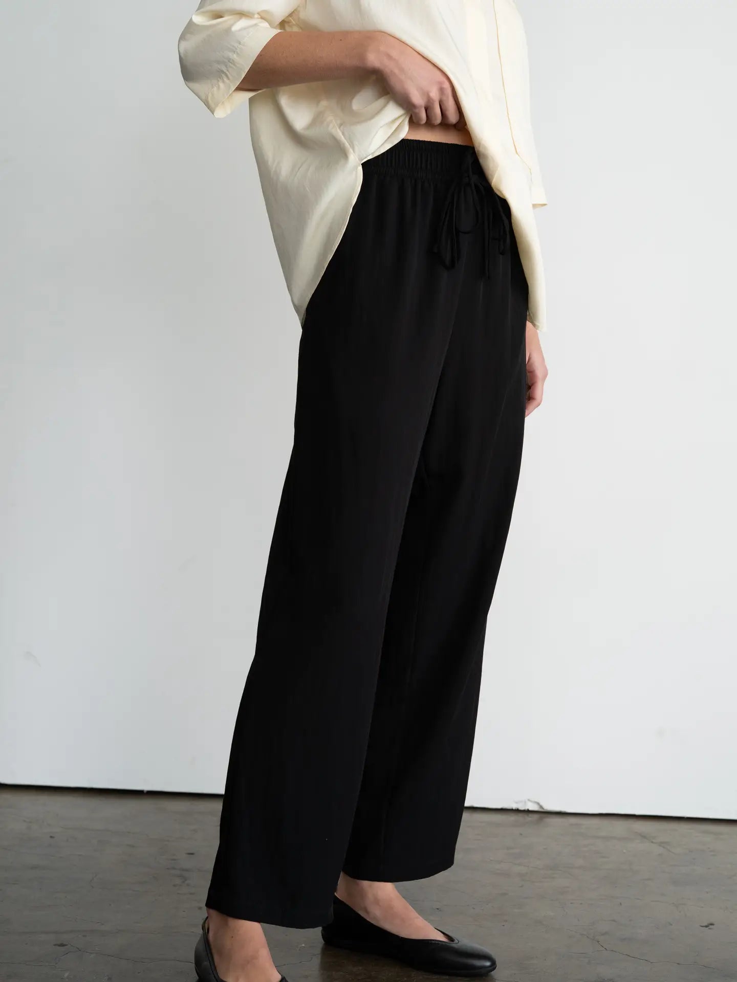 High-Rise Tapered Trousers with Pleats - Black